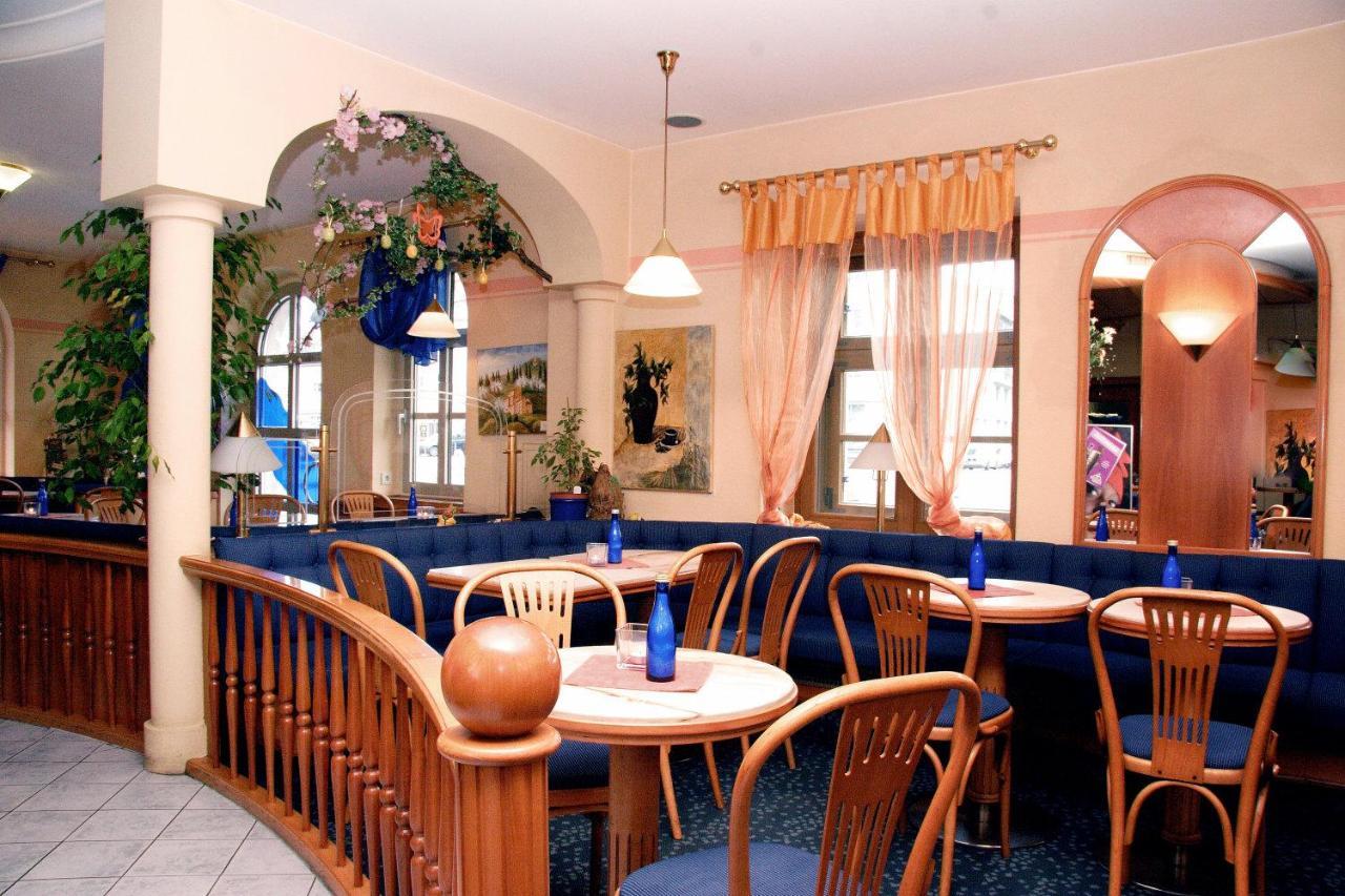 Hotel Zum Grunen Baum Plattling Bagian luar foto